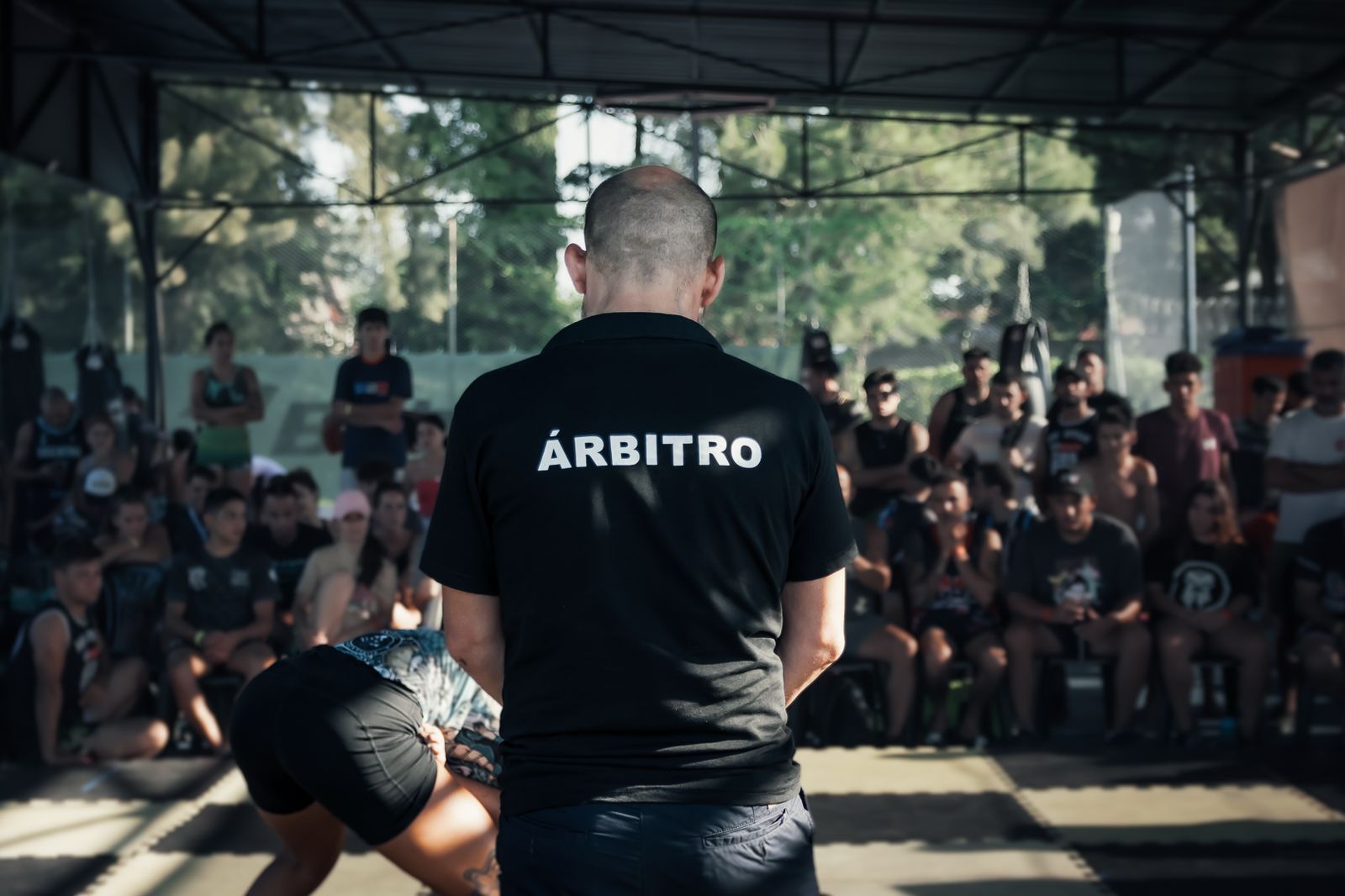 Los árbitros también luchan.