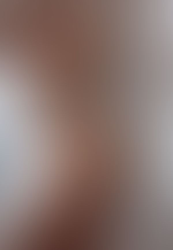 Apoyada a la pared y así se me ocurre algo, venís ? 😈