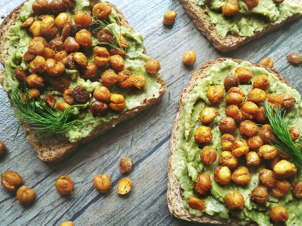 Tostadas de Palta y Garbanzos Crocantes